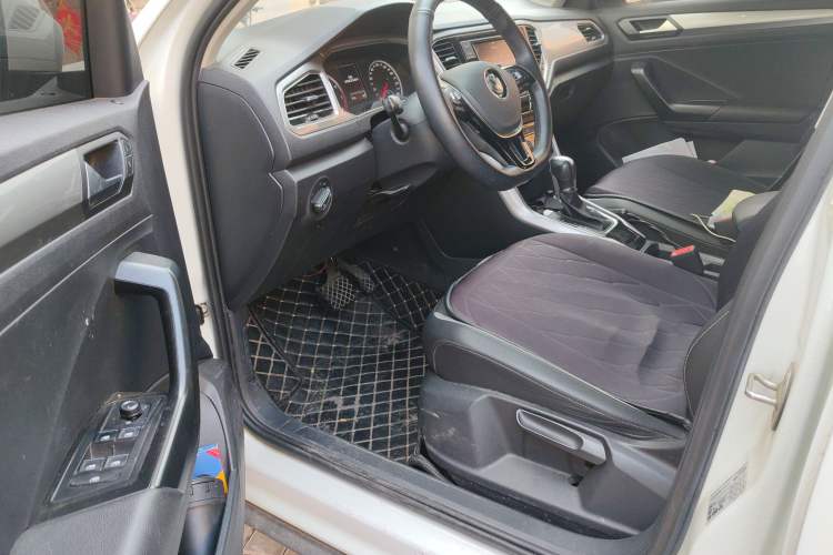 Used Volkswagen T-ROC 2019 230TSI DSG Two-Wheel-Drive Advanced Version China VI Standard Driver Seat