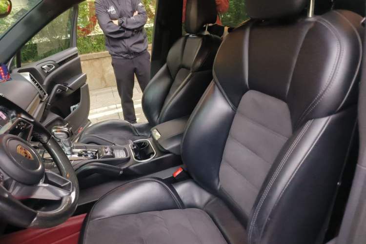 Used Porsche Cayenne 2016 Cayenne Platinum Edition 3.0T Left Front Seat