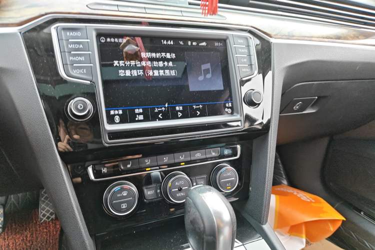 Used Volkswagen Magotan 2017 330TSI DSG Luxury Model Audio And AC Panel