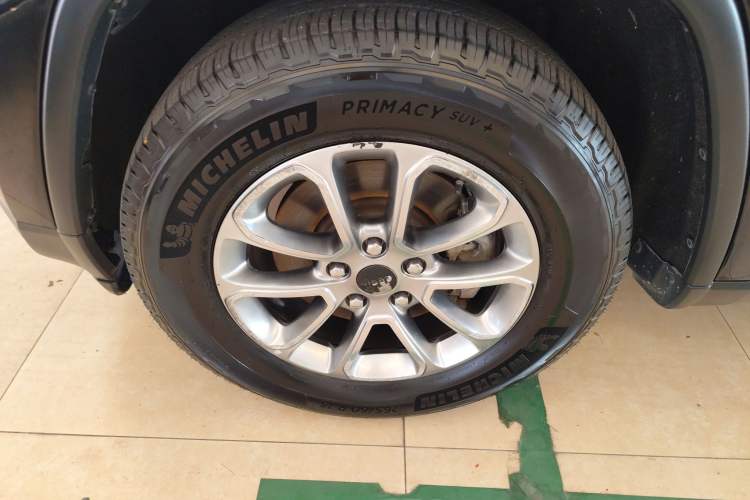 Used Jeep Grand Cherokee 2014 3.0TD Diesel Comfort Navigation Version Left Front Wheel Hub
