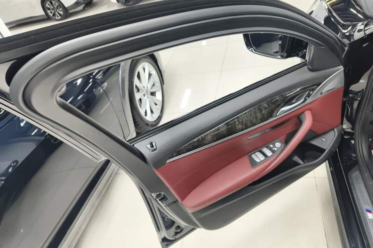 Used BMW 5 Series 2018 Restyled 530Li Leading Edition M Sport Package Left Front Door Interior