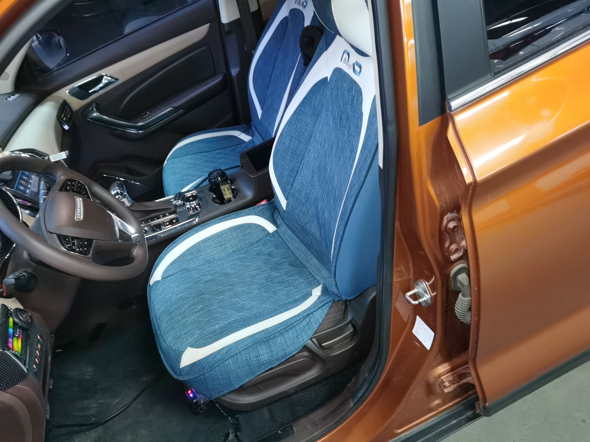 المقاعد الأمامية داخل السيارة