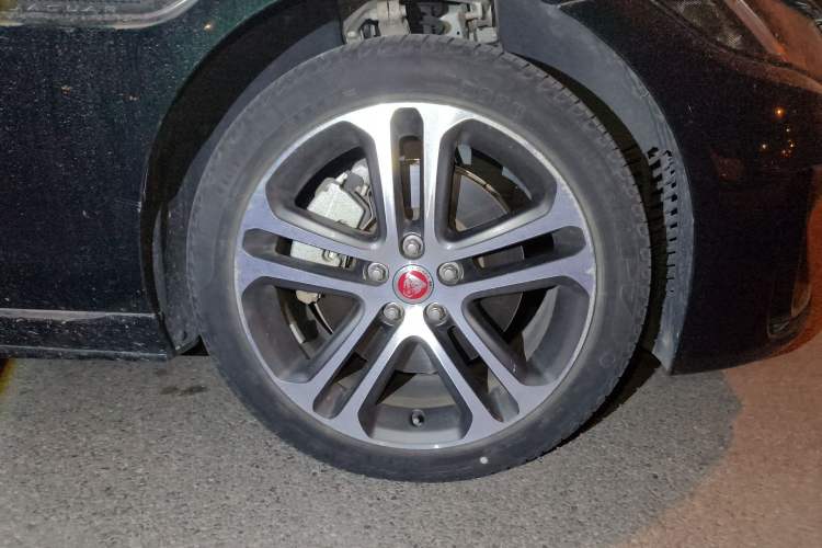 Used Jaguar XEL 2022 2.0T 250 PS R-DYNAMIC S Advanced Sport Edition Right Front Wheel Hub