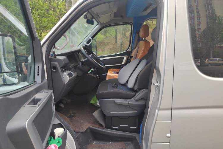 Used Dongfeng Yufeng 2023 V9+ 2.0T Manual Front-Wheel-Drive Multi-Function Mid-Roof Van with 7/8/9 Seats
