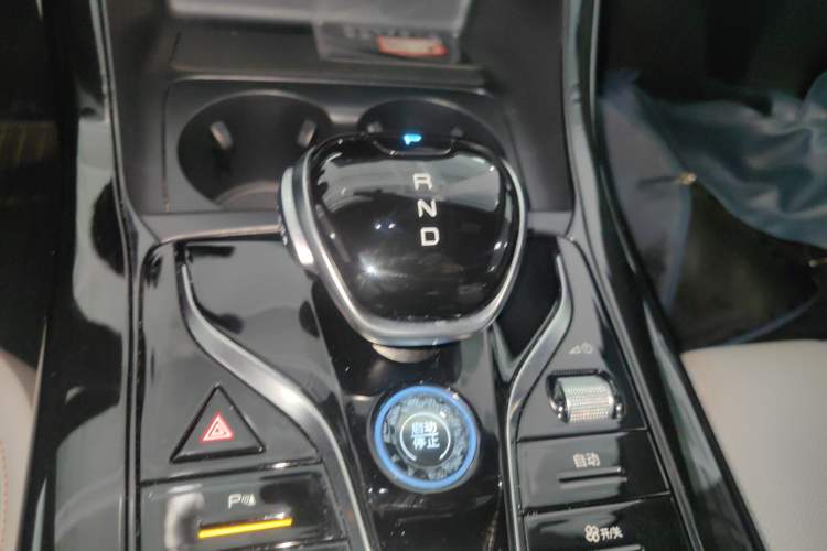 Used BYD Qin PLUS 2024 HONOR Edition DM-i 55KM Leading Model Gear Lever