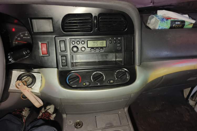 Used Jinbei Hiace 2018 2.0L Fifth-Generation Box Truck Standard Roof 2 Seats 4G21C