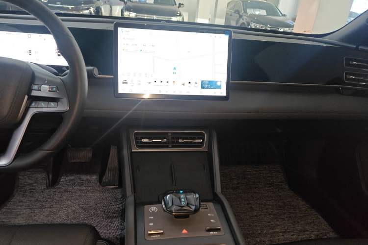 Used BYD Qin L 2025 DM-i Smart Drive 80KM Leading Model Audio And AC Panel