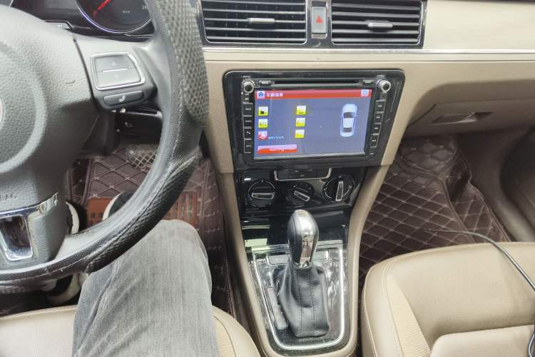 Used Volkswagen Bora 2015 Value Edition 1.6L Automatic Comfort Version Audio And AC Panel