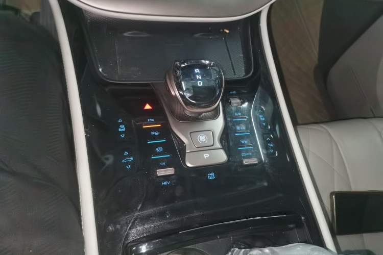 Used Denza D9 2022 DM-i 970 Four-Wheel Drive Flagship Model
