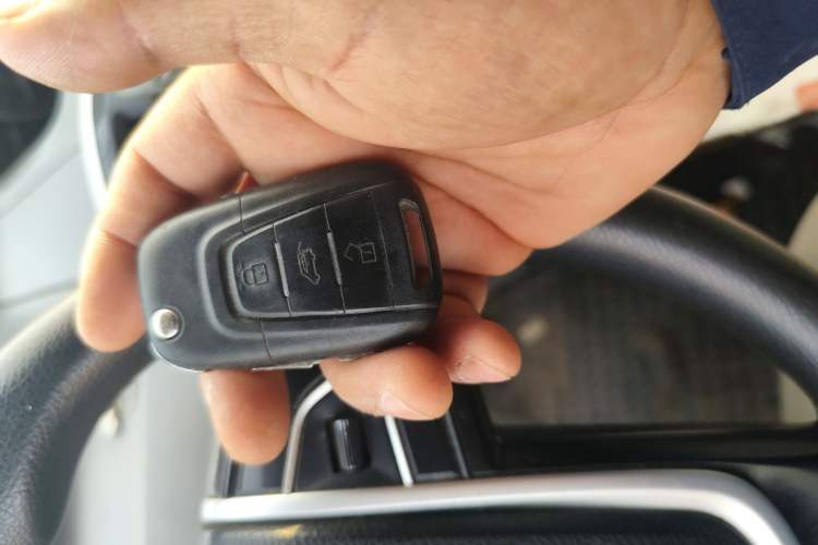 Used SAIC MAXUS Xintu V80 2021 2.0T Manual Classic City Delivery King Long Wheelbase High Roof 3 Seats
