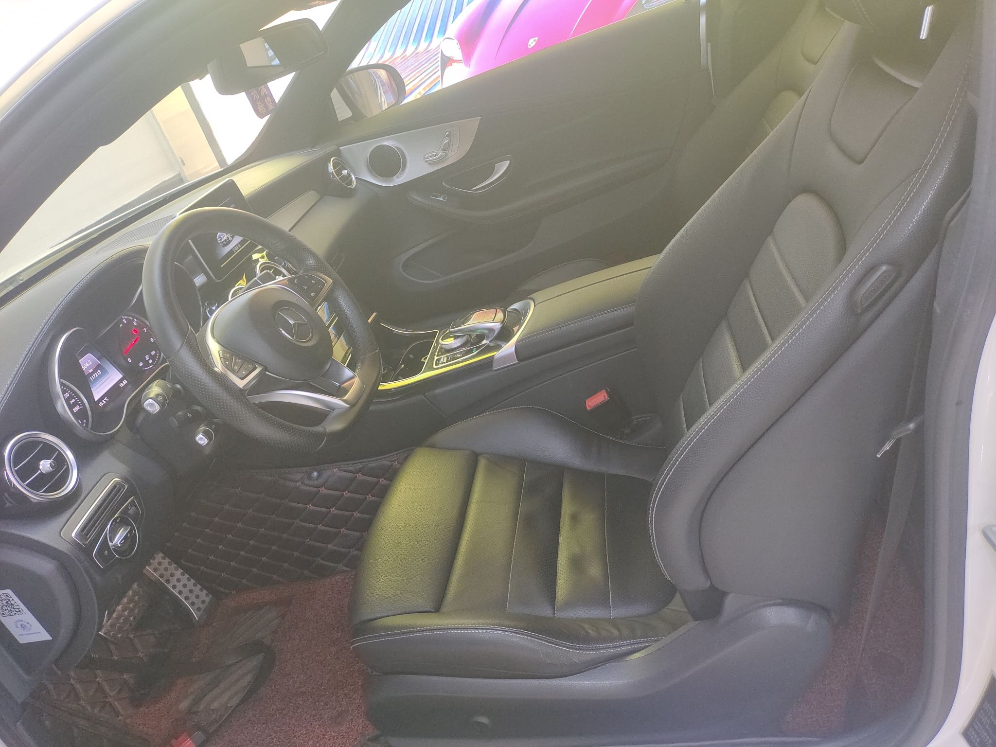 المقاعد الأمامية داخل السيارة