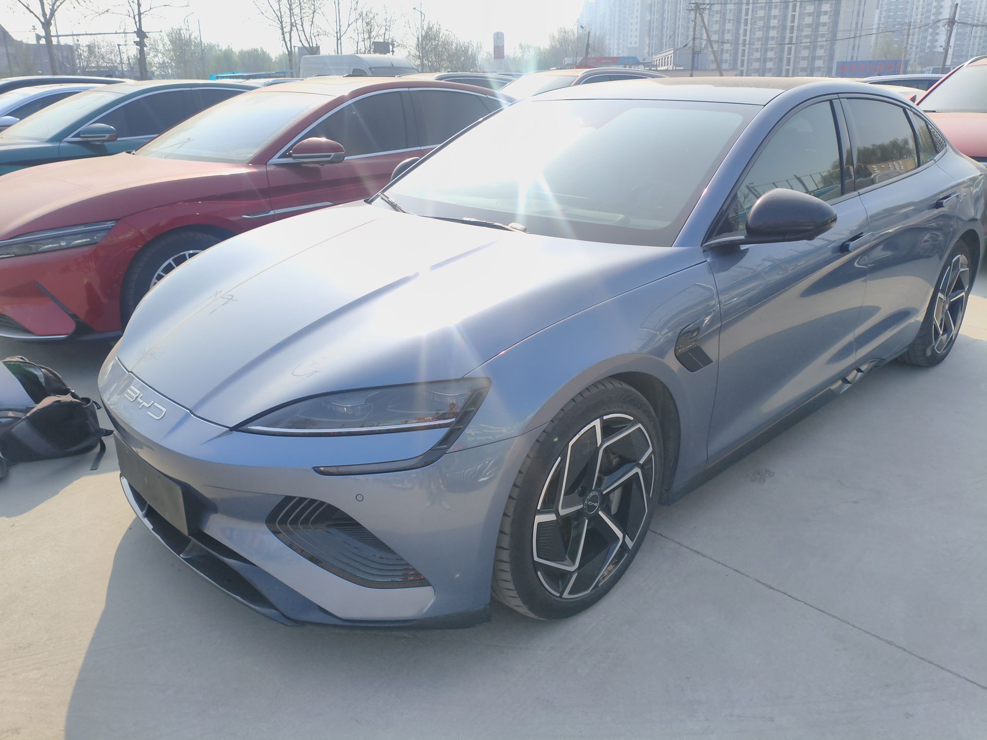 Под передней частью автомобиля