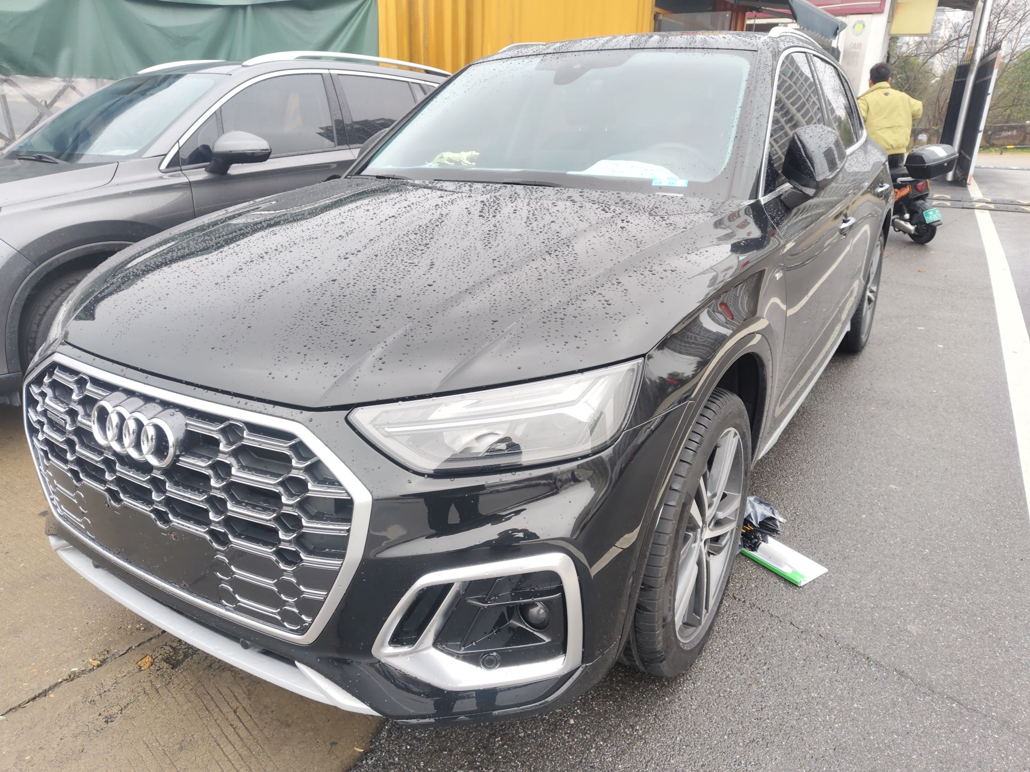 Под передней частью автомобиля