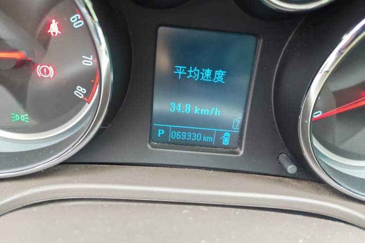 Used Buick Regal 2015 2.0L Leading Fashion Edition Odometer Close Up