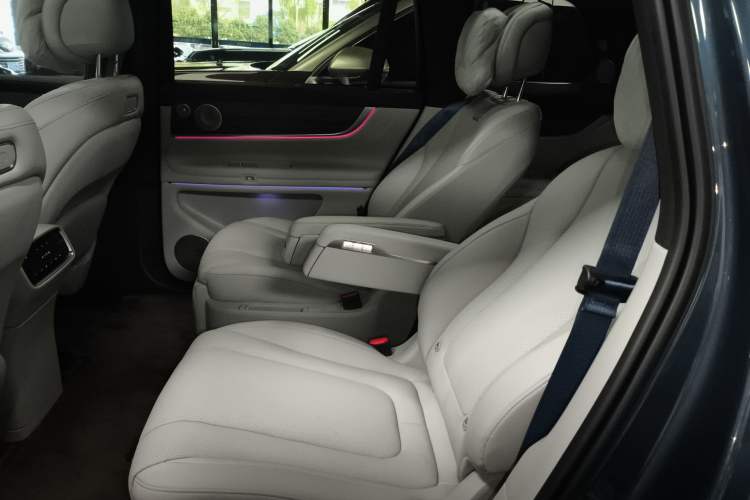 Used Hima AITO M9 2024 Range-Extended Ultra Version 42 kWh 6-Seater Model Left Rear Seat