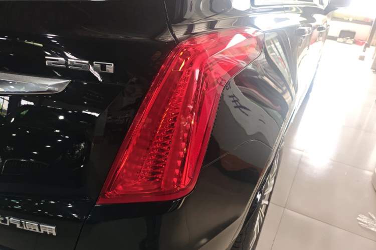 Used Cadillac XT5 2018 25T Luxury Model Right Rear Taillight