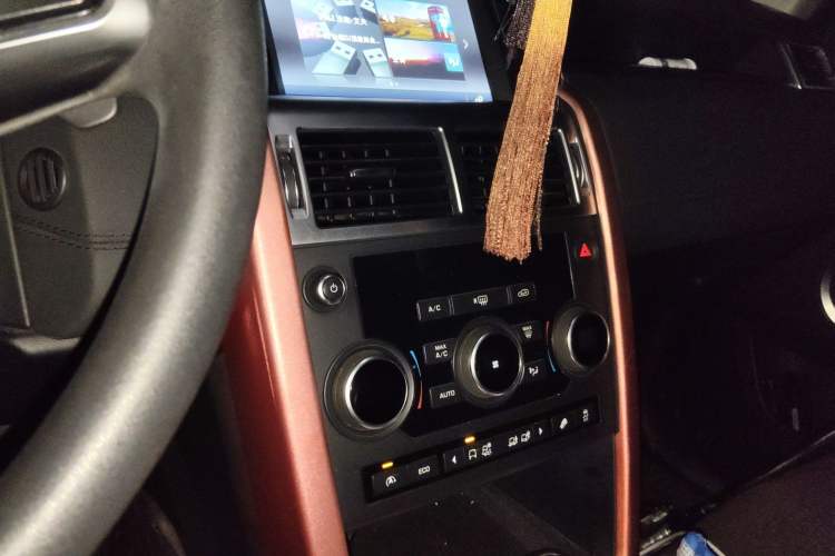 Used Land Rover Discovery Sport 2017 2.0T PURE Audio And AC Panel