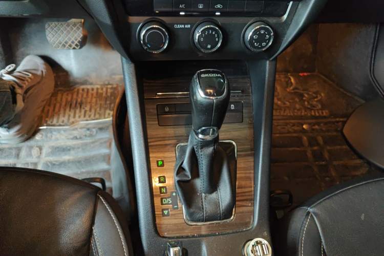 Used Skoda Octavia 2017 1.6L Automatic Chuanxing Edition Gear Lever