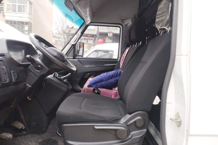 Used Iveco Daily 2023 2.8T V40 Van Long Wheelbase Mid-Roof Dual Tires Manual Doors 2-3 Seater
