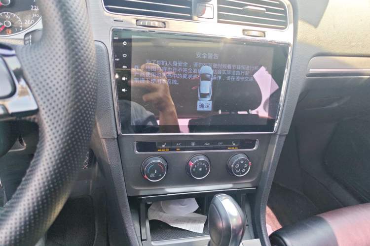 Used Volkswagen Golf 2016 230TSI Automatic Luxury Version Audio And AC Panel