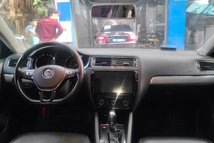 Used Volkswagen Sagitar 2017 1.6L Automatic Comfort Model Center Console