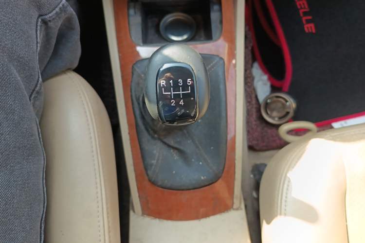 Used Buick Excelle 2013 1.5L Manual Luxury Model Gear Lever