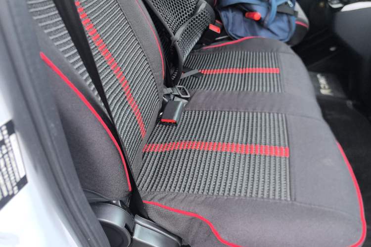 Used JMC Fushun 2023 2.0T Automatic Short-Wheelbase Low-Roof Commercial & Multi-Purpose Passenger Vehicle 6-Seater with Dual-Opening Tailgate Right Front Seat