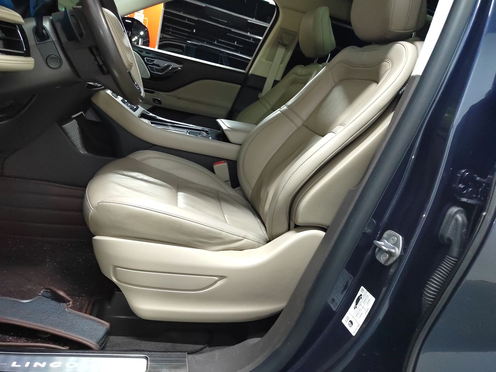 المقاعد الأمامية داخل السيارة