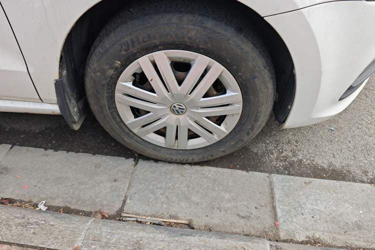 Used Volkswagen Polo 2016 1.4L Manual Fashion Model Right Front Wheel Hub