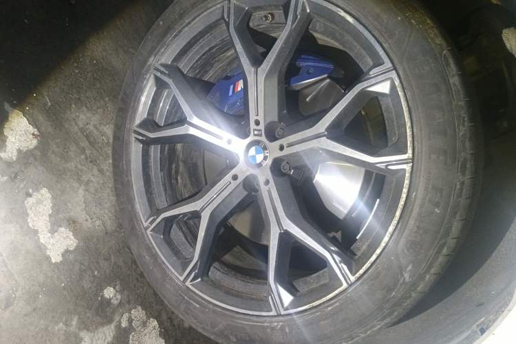 Used BMW X5 2022 xDrive 40Li M Sport Package Right Front Wheel Hub