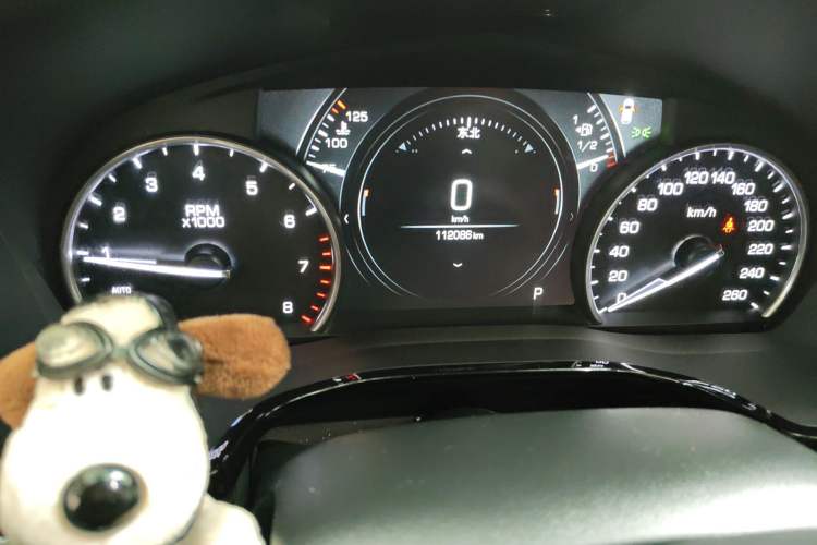 Used Cadillac XT5 2018 25T Luxury Model Odometer Close Up