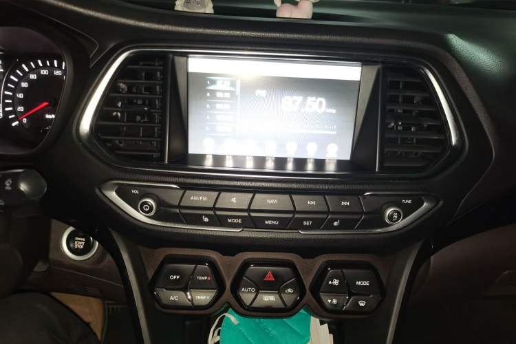 Used GAC Trumpchi GS4 2017 235T Automatic Two-Wheel Drive Luxury Smart Connectivity Version Audio And AC Panel