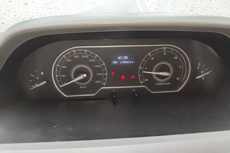 Used SAIC MAXUS Xintu V80 2019 2.5T Classic Model 6-Speed Manual Aotong Long Wheelbase Mid-Height 7-Seater
