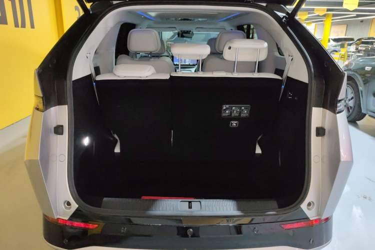 Used XPeng X9 2024 610 Long-Range Pro Trunk