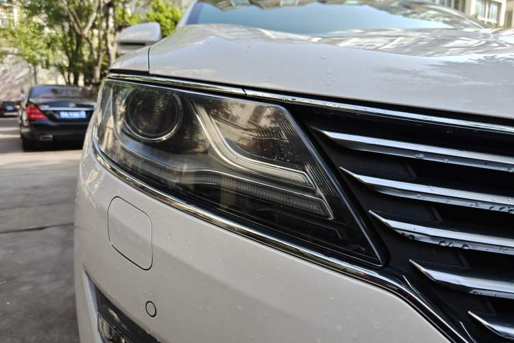 Used Lincoln MKC 2018 2.0T Two-Wheel Drive Luxury Edition Right Front Headlight