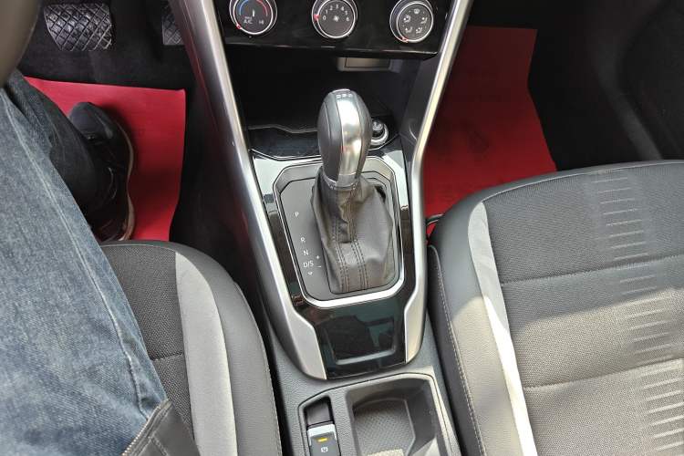 Used Volkswagen T-ROC 2019 230TSI DSG Two-Wheel-Drive Advanced Version China VI Standard Gear Lever