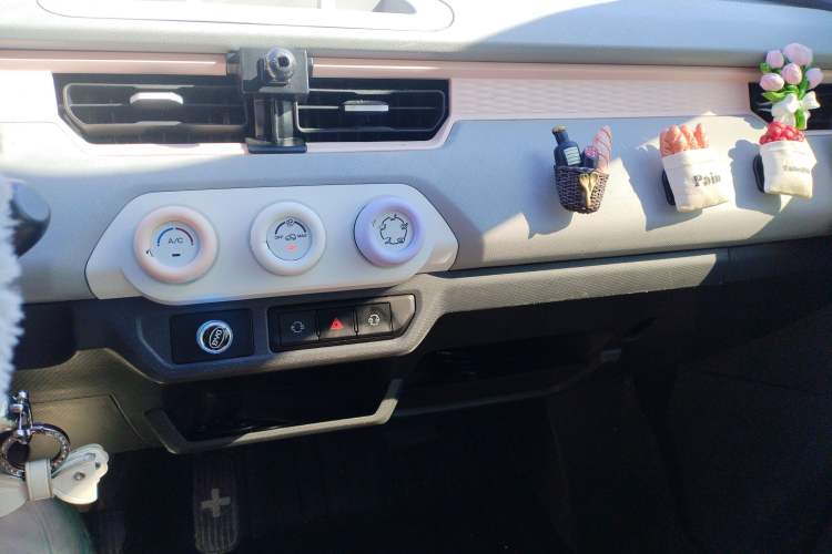 Used Chery QQ Ice Cream 2022 170km Sundae Phosphate Lithium-Ion Audio And AC Panel