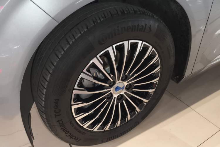 Used Denza D9 2022 DM-i 1040 Prestige Model