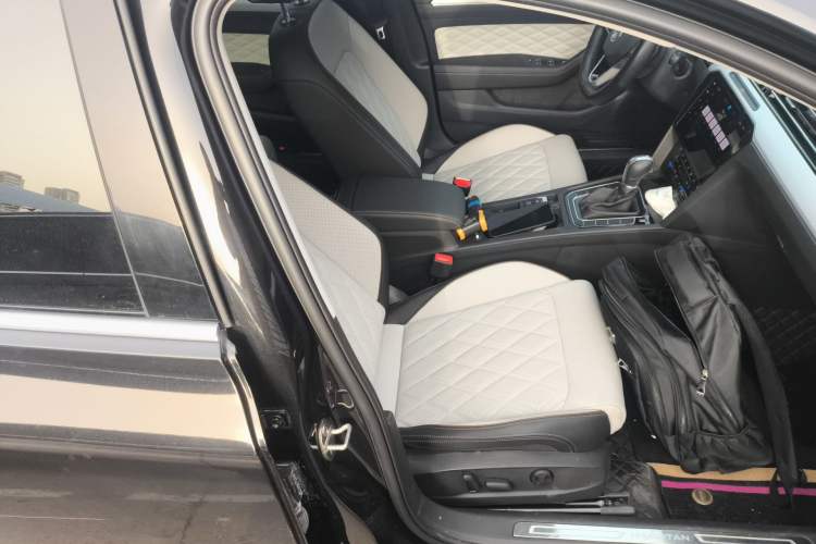 Used Volkswagen Magotan 2025 Zhongxiang Version 330TSI DSG Luxury Edition Right Front Seat