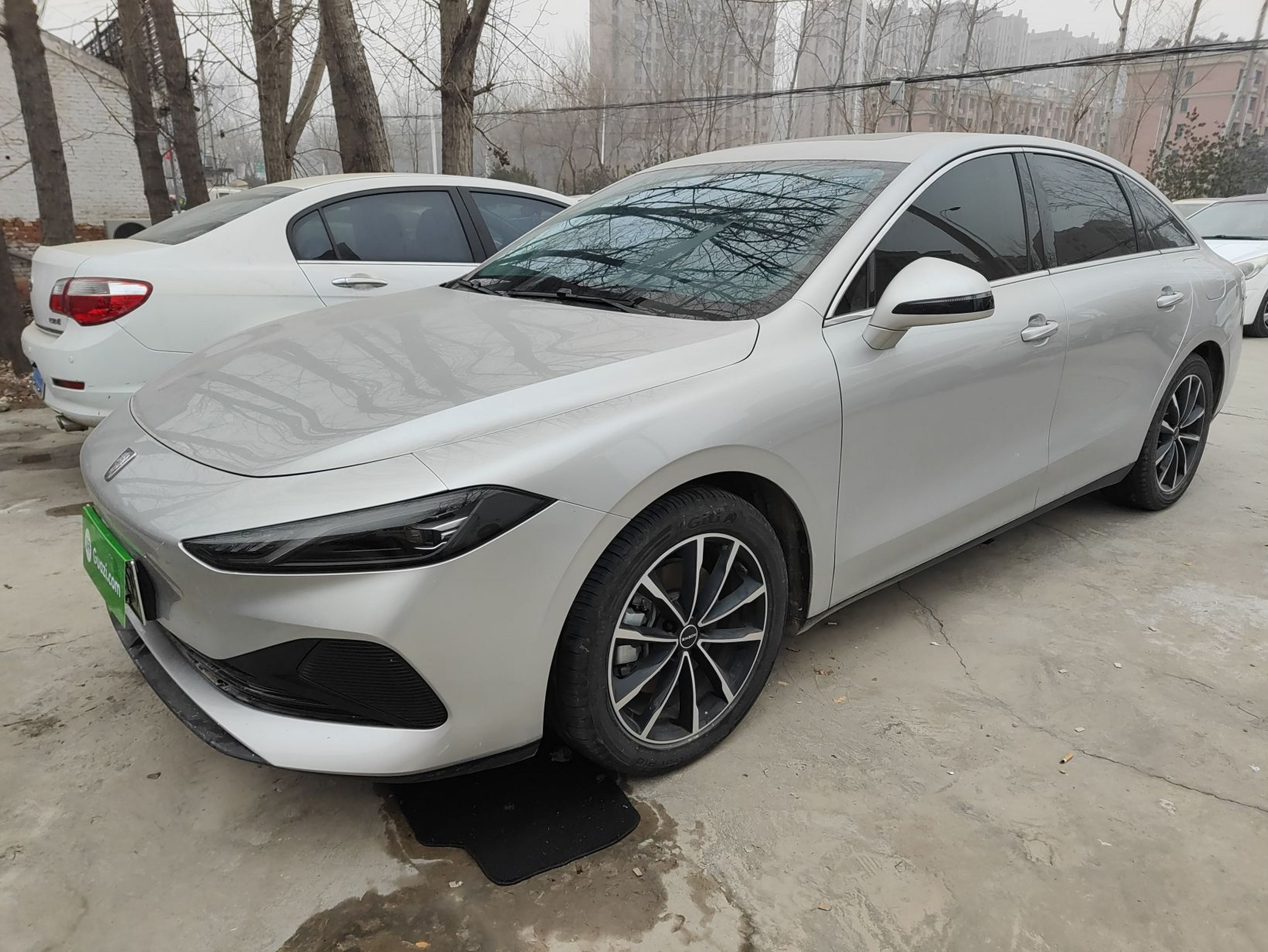 Под передней частью автомобиля