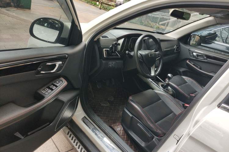 Used Zotye Domy X5 2015 1.5T Manual Luxury Version China IV Standard Driver Seat