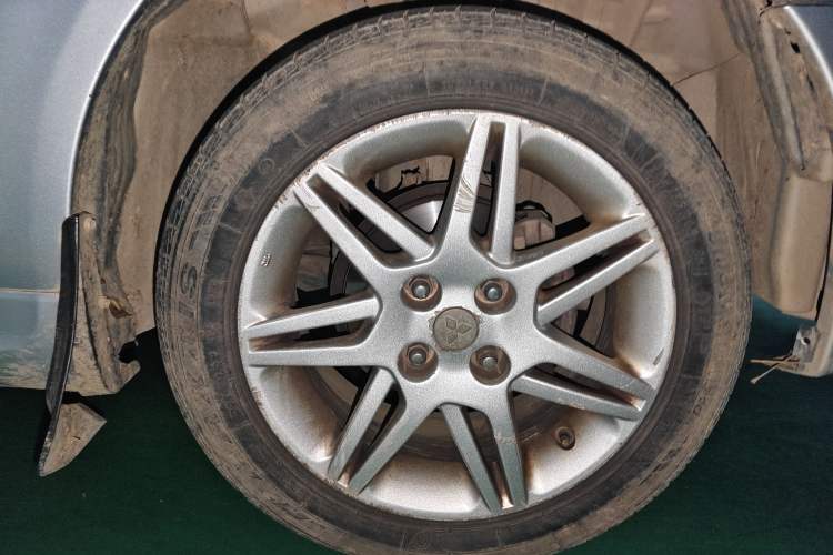 Used Soueast V3 Lingyue 2010 Revised Version 1.5L Manual Comfort Edition Right Front Wheel Hub