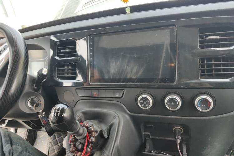 Used JMC Fushun 2023 2.0T Manual Short Wheelbase Mid-Height Passenger Version Business-Class 7-Seater (Non-Commercial) Audio And AC Panel