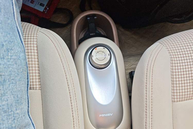 Used Wuling Hongguang MINIEV 2025 Four-Door Version Premium Edition Gear Lever