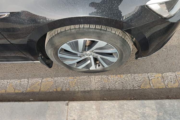 Used Volkswagen Magotan 2019 330TSI DSG Luxury Version China VI Standard Right Front Wheel Hub