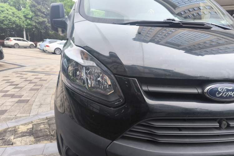Used Ford Transit 2020 2.0T Diesel Multi-Function Commercial Vehicle Mid-Chassis Low-Roof Design with Dual Rear Doors Emission Standard China V Right Front Headlight