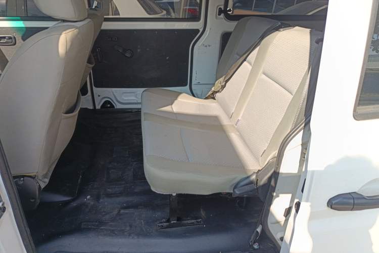 Used Jinbei Hiace X30 2023 1.5L Super-Comfortable Passenger Van 5/6/7-Seater Non-Air-Conditioned Version Model SWC15M
