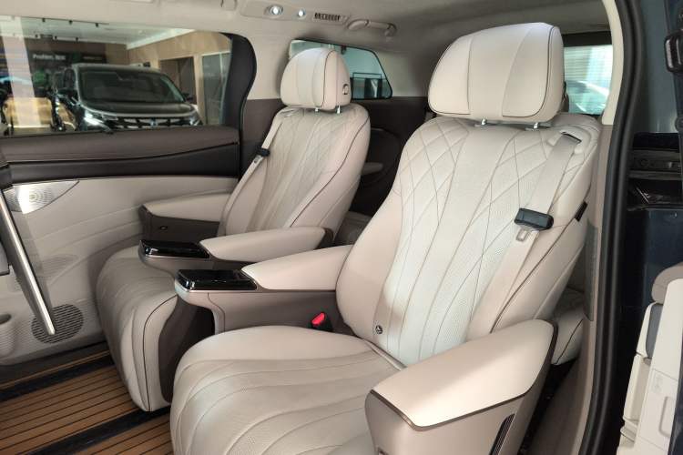 Used Denza D9 2022 DM-i 970 Four-Wheel Drive Flagship Model
