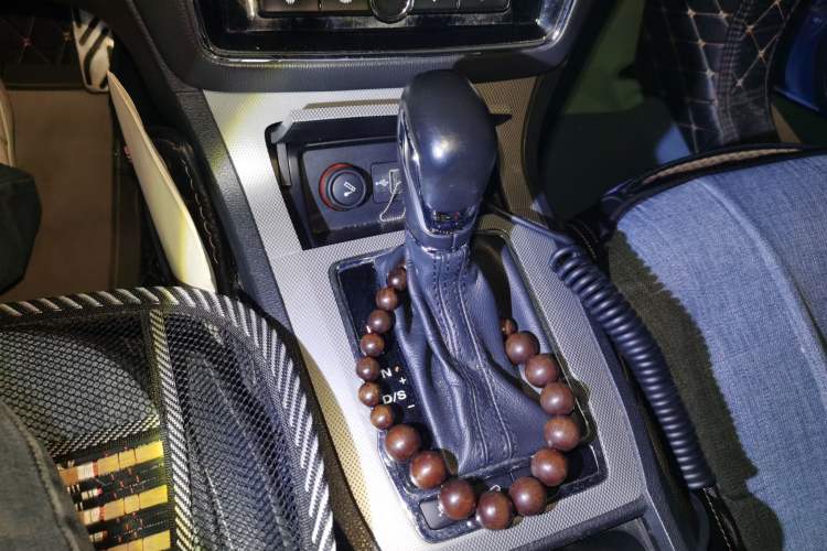 Used Roewe RX5 2016 20T Two-Wheel Drive Automatic Internet Smart Edition Gear Lever