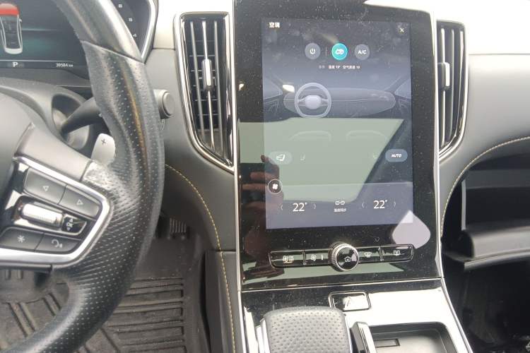 Used Roewe i6 MAX 2020 300TGI Automatic Supreme Edition with Cool Sunroof and Advanced Driving Features
